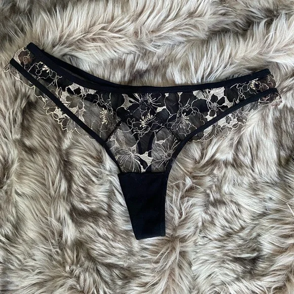 Victoria's Secret Lace Unlined Front Close Plunge Bra and Thong Panty Set - Picture 13 of 14